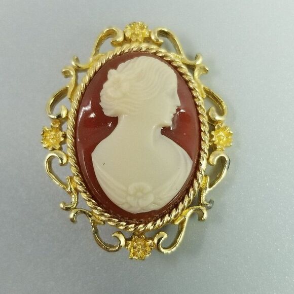 Vintage Red and White Oval Cameo Brooch, Gold Tone Floral Frame Lapel Pin - Picture 7 of 7